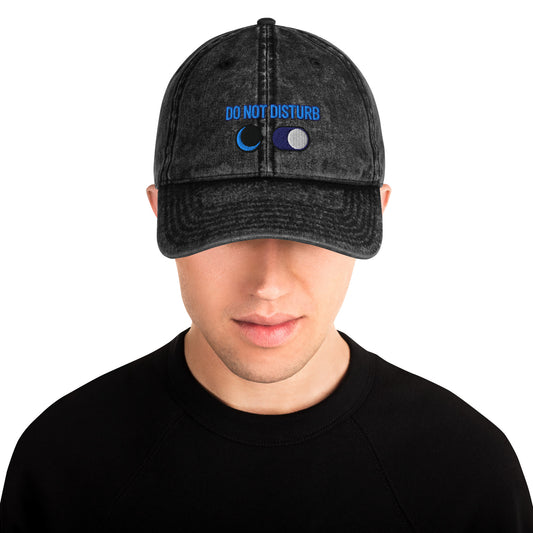 Do Not Disturb – Vintage Cap in Schwarz, getragenes Frontmotiv